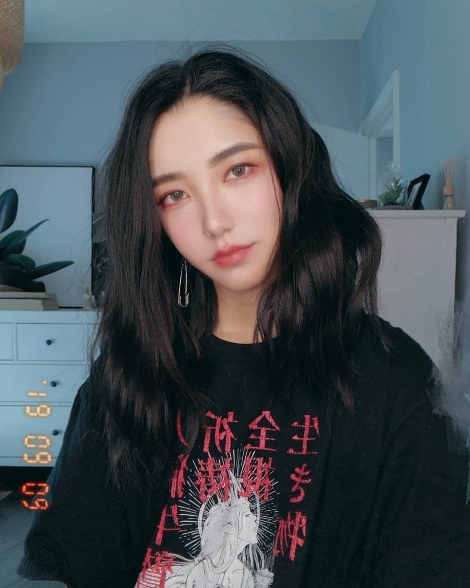 ひかりんのインスタグラム：「Room selfie 📸 T-shirt by @sarahthursday」