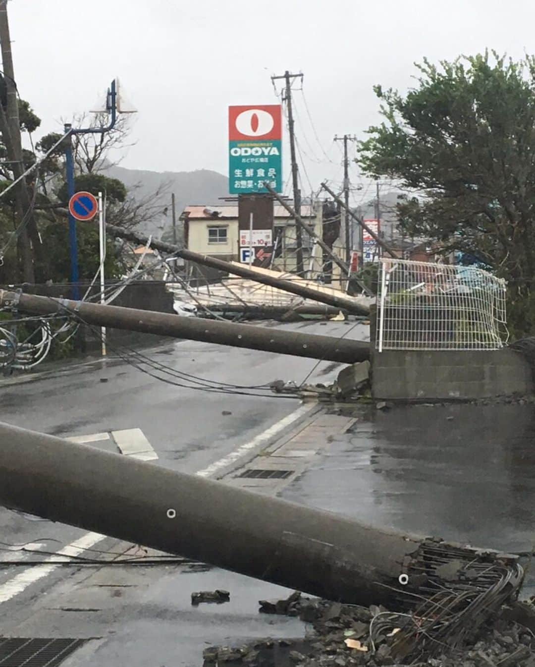 minminさんのインスタグラム写真 - (minminInstagram)「#台風15号 に引き続き 昨日の雷雨😑の影響でちょっと 復旧作業が遅れてるようです。 ・ 東京電力関連の友達から電気来てる？ 大丈夫？こっちは全力で作業してるよ〜 って写真が送られて来ました😱 ・ 酷い…酷すぎる〜😭💦 被害に遭われた地域の皆様が一日も早く 通常の生活に戻れる事を願っています。 ・ ・ ストーリーズにも書きましたが  #水 #どうぞお構いなく 井戸水だけど汲みに来て〜 詳しい住所とか教えられなくて 中途半端なことしか出来なくてすみません🙇‍♀️💦 ・ インスタなんて見てないかもしれないですけど、 この暑い中、長時間並ぶならうちに来て下さいね〜✨ 県道沿いですし家を見かけて知ってる方多いと思います。 ガソリンスタンドも混んでませんよー ・ ・ ・ 写真は発売前から欲しくて ソワソワしていた商品✨ 近くのお店ではどこも売り切れ💦 ・ #snowpeak のコンパクトになる カセットコンロです。 ・ キャンプや災害用に車に 積んでおこうと思って購入しましたが なかなかカッコイイ✨ ・ 長年使ってきたイワタニのマーベラスは 持ち運びにかさばるなーと思ってたので コンパクトになって良かったです😊 ・ ・ 気になる方はROOMに載せたので そちらから見て下さいね✨ ・ ・ #スノーピーク#シングルバーナー #HOMEandCAMPバーナー#カセットコンロ #防災グッズ#キャンプ道具 #キャンプグッズ#大きさ比較 #ストウブ20cm#フライパン#ティファール26cm #給水所#断水#楽天roomに載せてます#roomインフルエンサー #写真 は #鴨川市#あまりTVでやってない#おどや広場店  #千葉県内#公衆電話 無料だよ#お金返金されます ⇦ #拡散希望」9月11日 11時49分 - amiagram