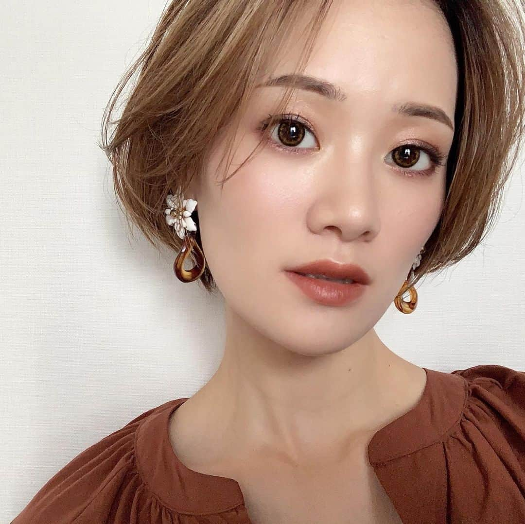 Arisaさんのインスタグラム写真 - (ArisaInstagram)「秋モード❤️ 昨日購入した @rimmellondon_jp のロイヤルヴィンテージアイズの新色015のスモーキーアメジストを使用🥺 もうリンメル愛が止まらない😂 やっぱり優秀過ぎて朝から興奮👏もう一つのガーネット方は明日使ってみよ❤️ 明日のライブでも使うし、興奮してるかも笑笑 リップは @etvos.jp のミネラルクレヨンルージュのフィグブラウン💄 ・ ピアスは @aimer_bijoux さんのだよ❤️ お花とべっ甲でとっても可愛い😍 ・ #今日のメイク#新作アイシャドウ#カラコンレポ#コスメスウォッチ#プチプラコスメ#エトヴォス#アコルデ#eyemake#eyeshadow#新作コスメ#秋コスメ#ロイヤルヴィンテージアイズ#ハンドメイド#マッシュショート#ショートボブ#丸みショート#ショートヘア#メイク好きな人と繋がりたい#涙袋メイク#デカ目効果」9月11日 12時02分 - saarariii