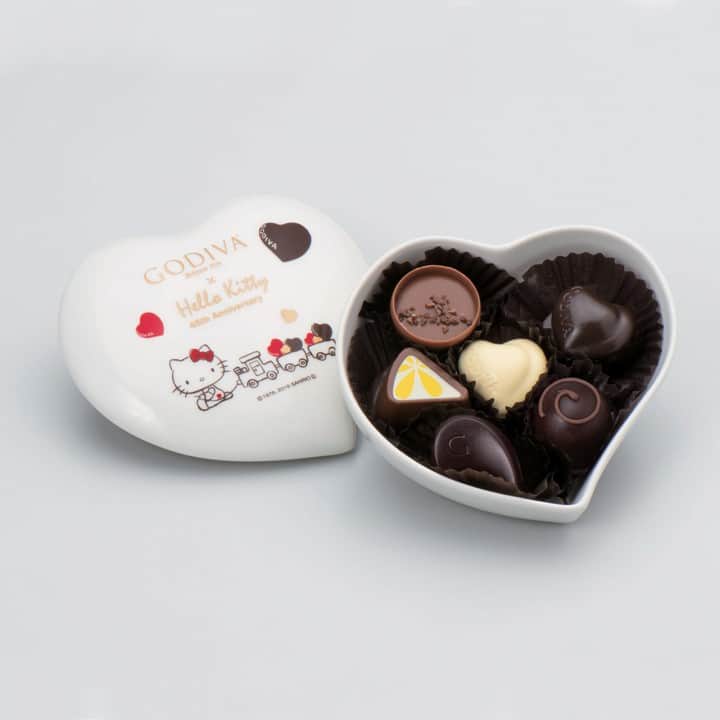 のインスタグラム：「秋限定！🍁 ハローキティ誕生45周年を記念した特別なコラボレーション❤ 「GODIVA オータム ハローキティ セット」 . 陶器のハローキティ ハートケースは、高級感が漂うゴールドのハートモチーフを随所にちりばめました。 限定＆人気のチョコレートを詰め合わせたアソートメントをお楽しみください💖 . . #ハローキティ #限定 #コラボ #ゴディバ #チョコレート #チョコ #お菓子 #godiva #chocolate #hellokitty #limited #sweet #sweets #instasweet #instadessert #dessert」
