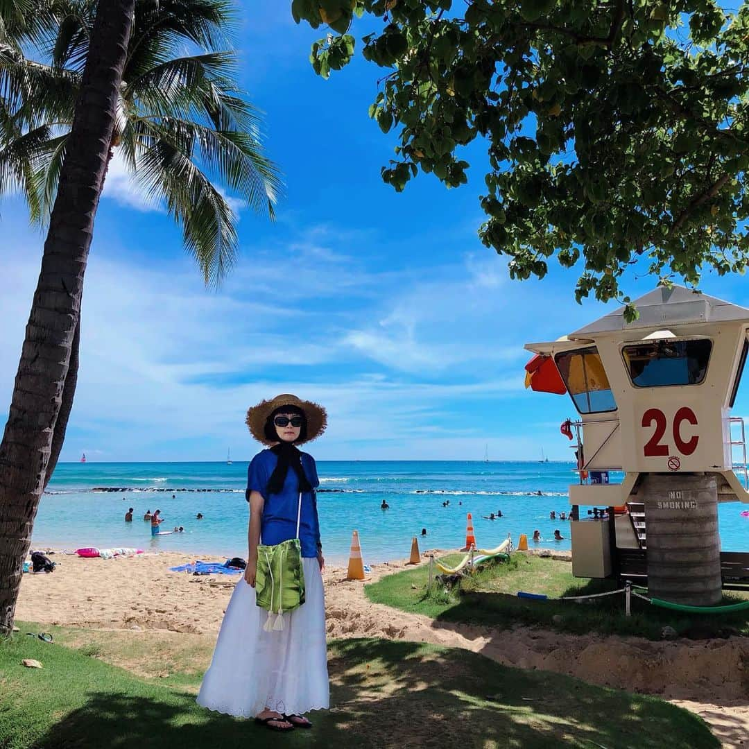 千秋さんのインスタグラム写真 - (千秋Instagram)「ハワイは出来るだけ長期滞在🌴🌈 予定を詰め込まず、何もしないでのんびり過ごしたいから。 今回は家族や友達と最大8人😝 「用意したのは素敵なお家と素敵な車だけです。台本は一切ございません」  いつものみんなと暮らせるなんてまるでテラスハウスinHawaii。  #hawaii #waikiki #千秋旅日記 👚👜 @to_the_sea_hawaii  スカートは古着、🕶 @chanelofficial 、👡 @niketokyo」9月11日 12時10分 - chiaki77777