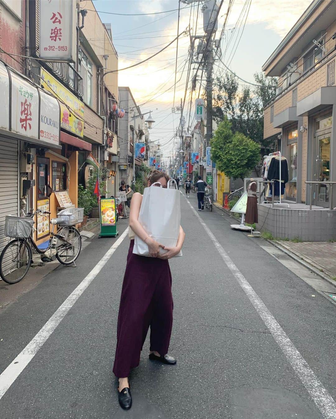 鹿沼憂妃さんのインスタグラム写真 - (鹿沼憂妃Instagram)「デニムやらニットを 買い込んだため重くて重くて… ずっとこの状態で移動してました。🤱笑」9月11日 12時10分 - shika_0225
