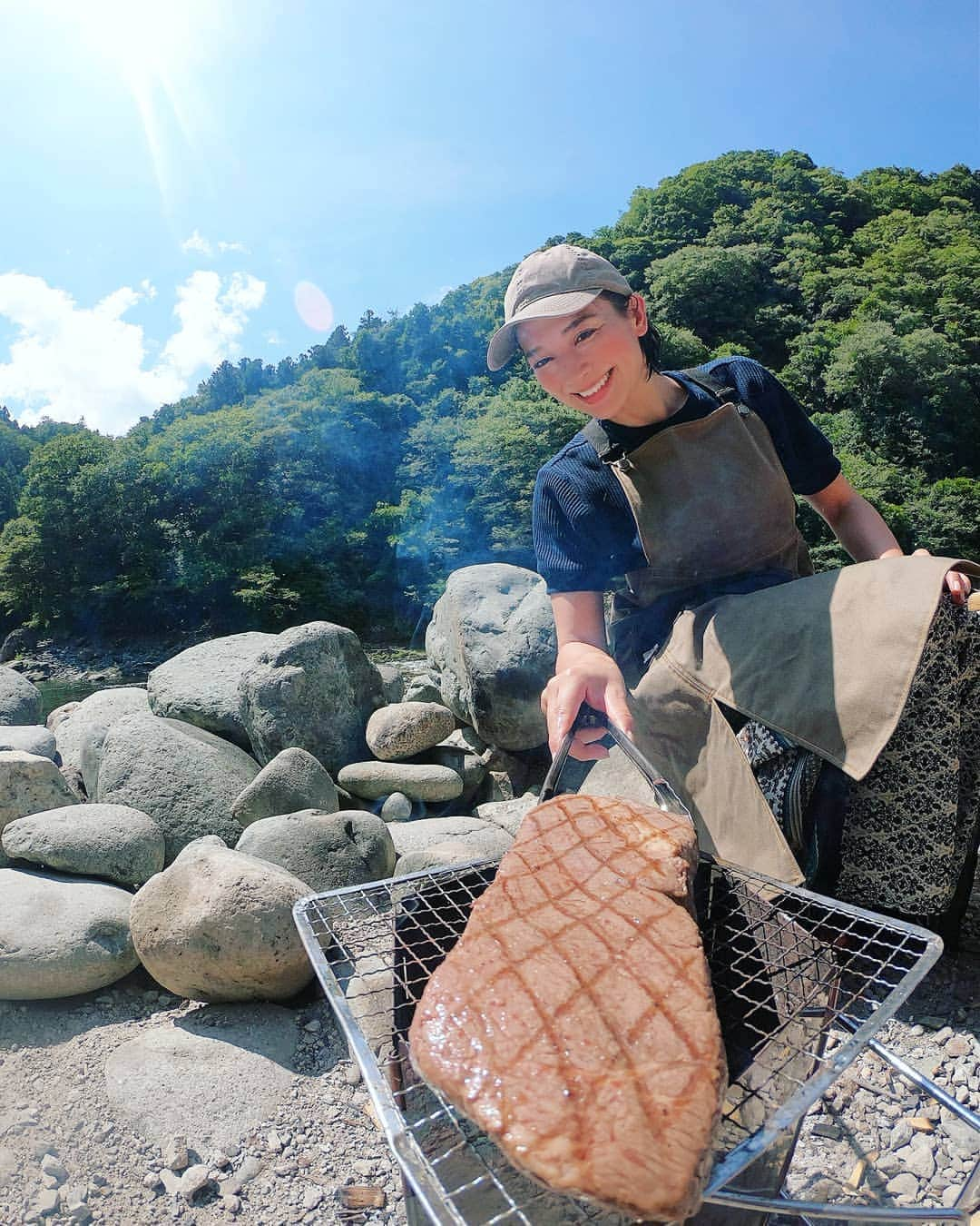 芳美リンさんのインスタグラム写真 - (芳美リンInstagram)「キャンプでは黙って肉を焼け！＼(^o^)／﻿ ﻿ この豪快なお肉は友人が　@saikaya_29 で﻿ オーダーしてくれました！﻿ ﻿ その名も#ドリームジャンボステーキ﻿ ﻿ ﻿ まさに夢のごたる大きさ！﻿ ﻿ ゴージャスすぎる♥﻿ ﻿ すでに調理済みのステーキを軽く再加熱するだけなので、失敗知らず！﻿ ﻿ ﻿ ﻿ わんぱくな食べっぷりの小学生男子も、﻿ 普段はお肉あまり食べない3歳女児も、﻿ ﻿ みんな夢中で頬張りました。﻿ ﻿ ﻿ たくさん肉メニュー作ったので、また#食テロ　します！（謎の予告）﻿ ﻿ ﻿#ステーキ#全国配送#希少部位#肉食#肉食女子 #エプロン#xazuroyx#アズロイ﻿﻿ @xazuroyx﻿ #青野原#キャンプ#アウトドア#outdoor ﻿#jackery @captainstag﻿﻿ #キャプテンスタッグ#鹿番長﻿﻿ #青野原野呂ロッジキャンプ場﻿﻿ @aonohara_noro_lodg#goprojp#goproのある生活﻿ #キャップ：#ルピス @queen.lupis (hat0018)#pr﻿﻿ #ソトレシピ#camphack取材#キャンプでブー﻿ #ソトシル掲載希望﻿ #캠프﻿ #아웃도어﻿ #アウトドア﻿#アソビュー」9月11日 12時03分 - lynn.lynn5