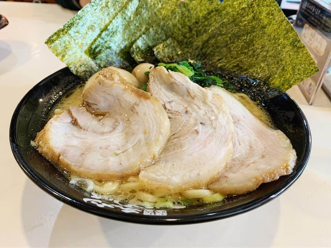 SUSURUさんのインスタグラム写真 - (SUSURUInstagram)「駅前家系！ 駅から近く、コスパも良いお店です。 こういったタイプの家系ラーメンは味というよりも、立地や価格で勝負している印象です。 みんな違って、みんな良い。 #susuru_tv #1370日目 #一蓮家 #八戸ノ里店 #八戸ノ里 #大阪 #得盛スペシャル #無料ごはん #半チャーハン  #ラーメン #らーめん #ramen #ラーメン部 #ramennoodles #毎日ラーメン生活 #麺スタグラム #japaneseramen #japanramen #foodstagram #foodie #noodles #instanoodle #instaramen #instafood #大阪ラーメン #チャーハンライス #osaka」9月11日 12時03分 - susuru_tv