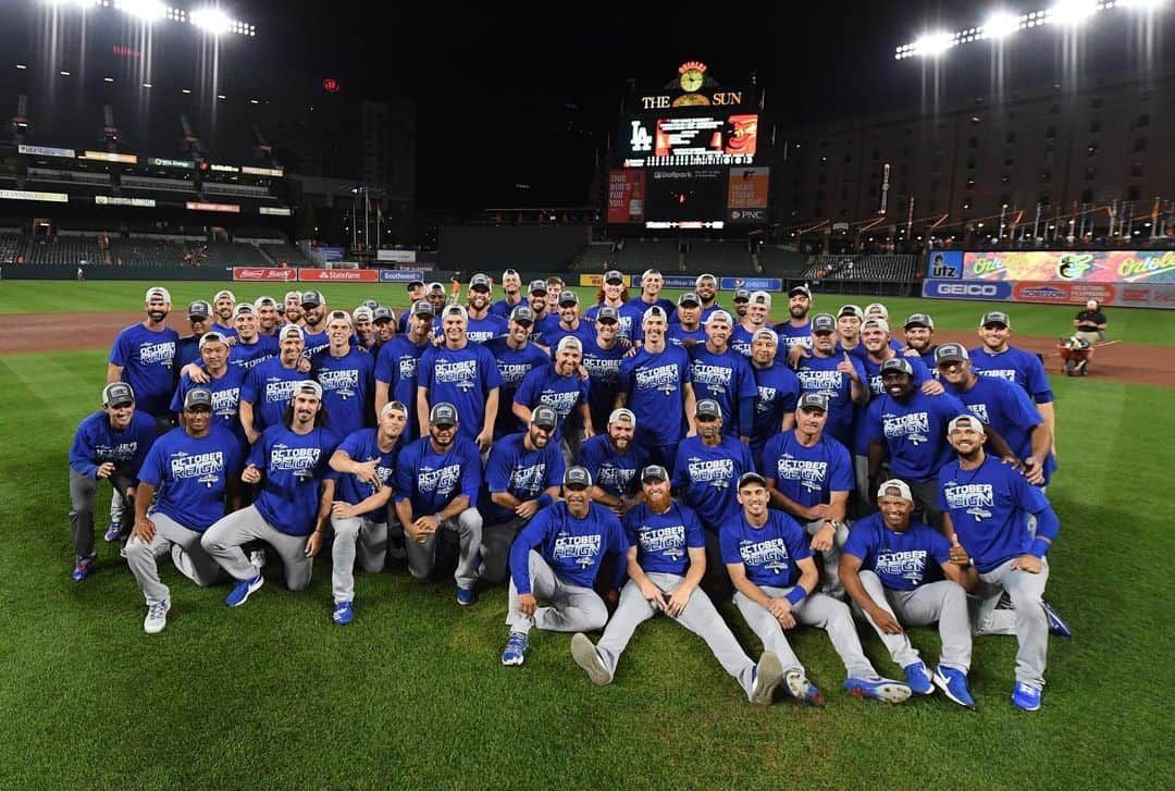 ジャスティン・ターナーさんのインスタグラム写真 - (ジャスティン・ターナーInstagram)「🖐🏼✌🏼 #NLWestChamps @dodgers」9月11日 12時06分 - redturn2