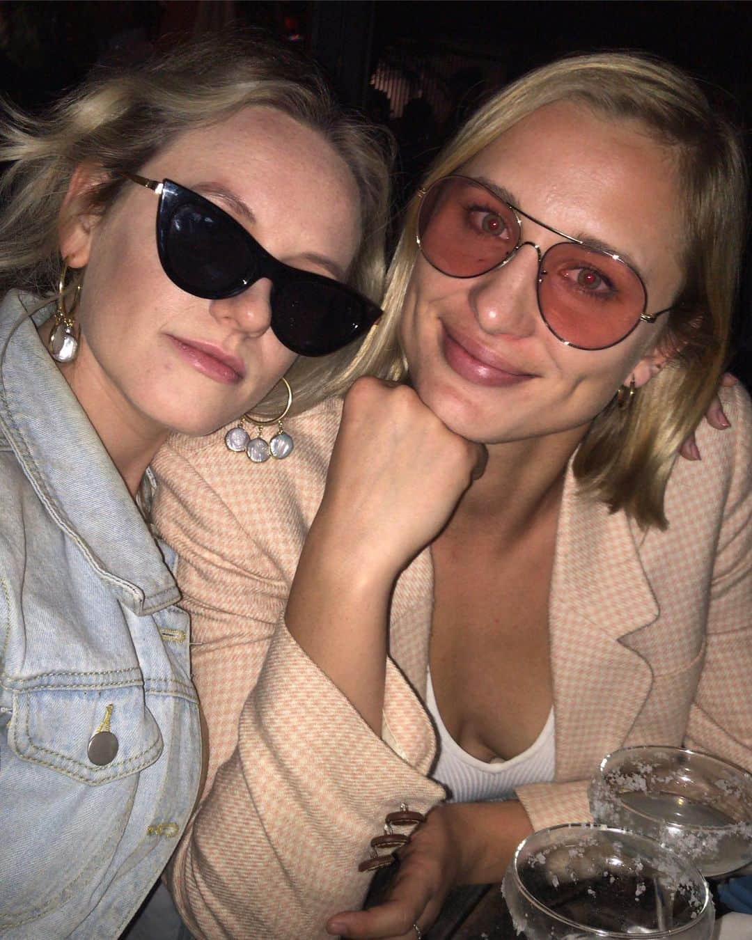 マデリン・グローヴスのインスタグラム：「If anyone needs me, I’ll be wearing these glasses 😎」