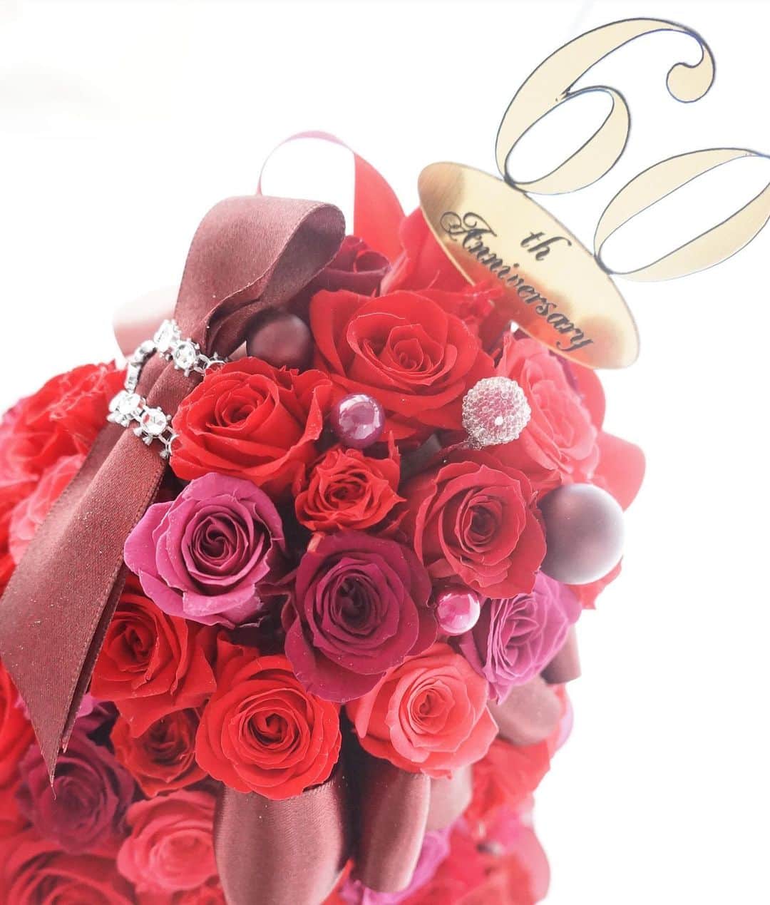 belleviewomanさんのインスタグラム写真 - (belleviewomanInstagram)「. . プレミアムレッド🌹✨ . 還暦のお祝いにぴったりなプレミアムレッド。 おめでたい還暦の60歳に合わせて、 60本のバラを美しくアレンジしています✨ トールタワータイプとオーバルタイプの お好きなアレンジをお選び頂けます🙇🏻‍♀️ . · #ベルビーフルール#プリザーブドフラワー#薔薇#バラ#お花#花#花のある暮らし#敬老の日#敬老の日プレゼント#還暦#還暦祝い#還暦プレゼント#還暦祝いプレゼント#金沢#インテリア#素敵#可愛い#綺麗#誕生日プレゼント #belleviefleur#preservedflower#herbarium#flower#flowers#flowerstagram#beautiful#nice#l4l」9月11日 12時19分 - bellevie_fleur