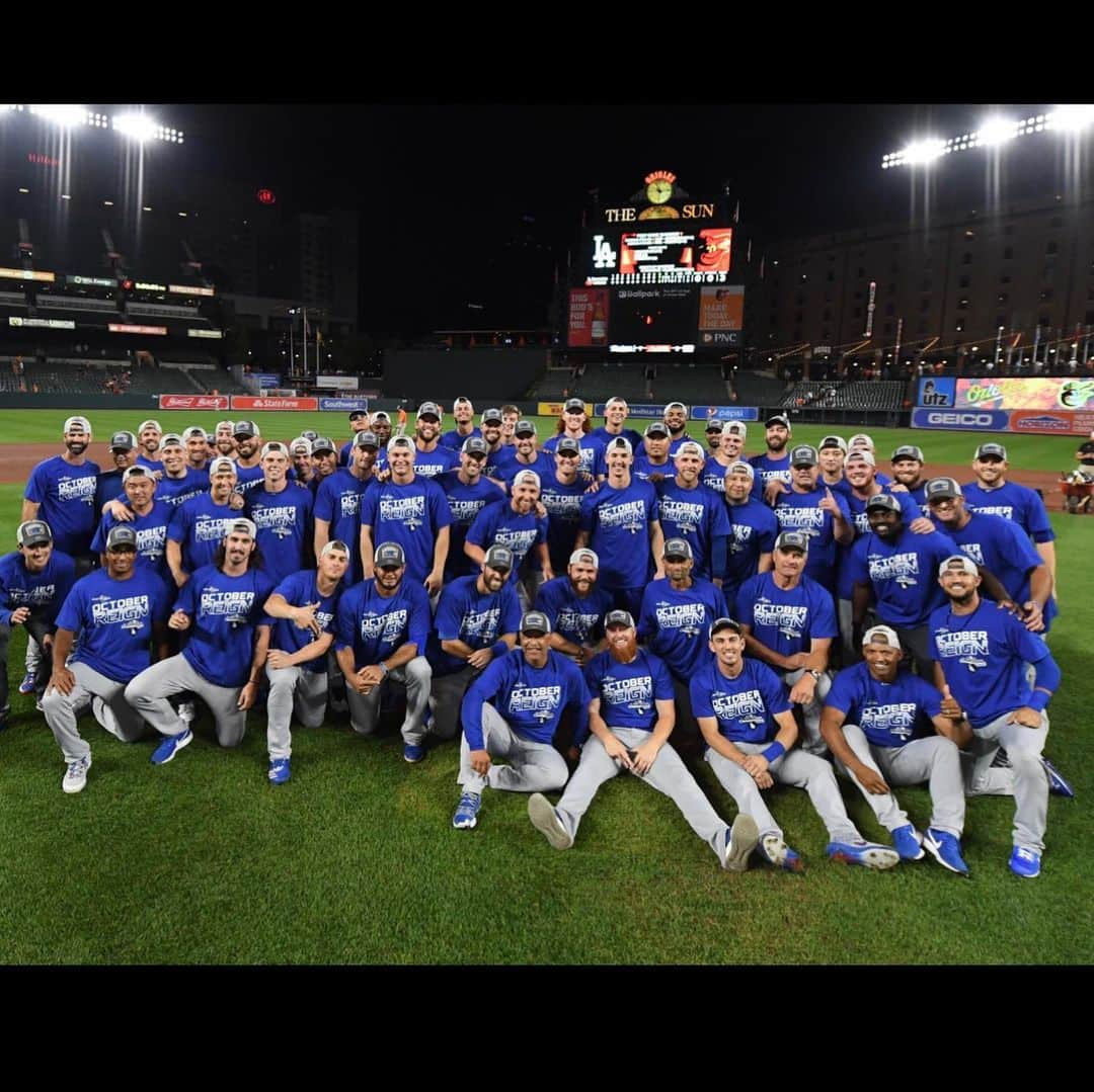 エンリケ・J・ヘルナンデスさんのインスタグラム写真 - (エンリケ・J・ヘルナンデスInstagram)「NL WEST CHAMPS! #NeverGetsOld #X7 #5For5」9月11日 12時13分 - kikehndez