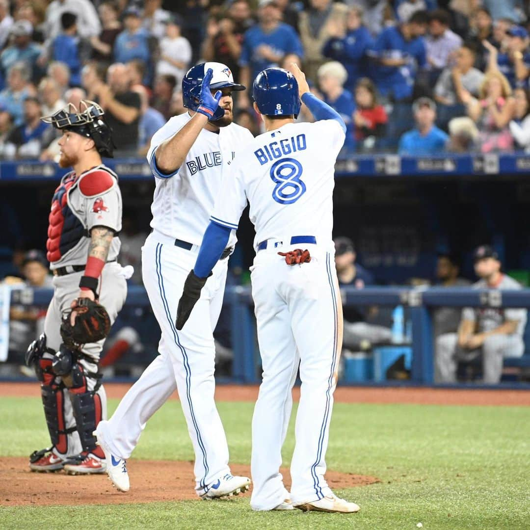 トロント・ブルージェイズさんのインスタグラム写真 - (トロント・ブルージェイズInstagram)「Starting our week with a W! Give us your ✋ emojis! #BlueJaysWin」9月11日 12時16分 - bluejays