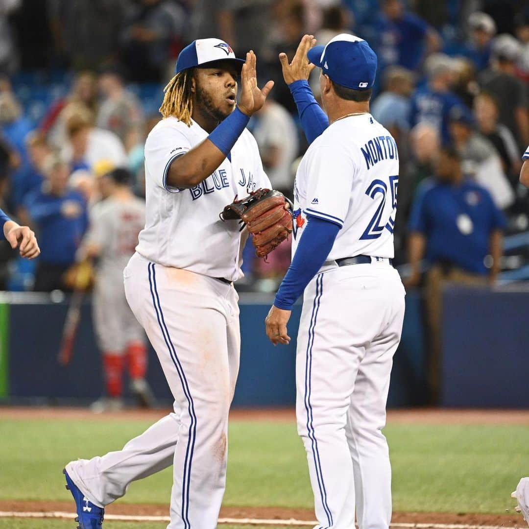 トロント・ブルージェイズさんのインスタグラム写真 - (トロント・ブルージェイズInstagram)「Starting our week with a W! Give us your ✋ emojis! #BlueJaysWin」9月11日 12時16分 - bluejays