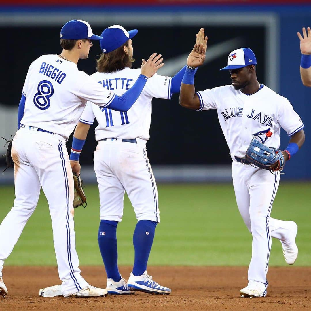 トロント・ブルージェイズさんのインスタグラム写真 - (トロント・ブルージェイズInstagram)「Starting our week with a W! Give us your ✋ emojis! #BlueJaysWin」9月11日 12時16分 - bluejays