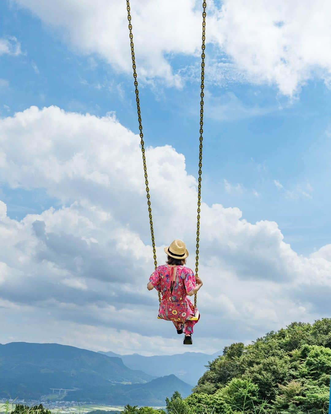 詩歩さんのインスタグラム写真 - (詩歩Instagram)「🗻﻿ ﻿ Big swing to the sky!!﻿ 大男が巨大な楠を伐り倒してできたという伝説が残る伐株（きりかぶ）山。﻿ ﻿ その伝説の通り山頂が平らに開けていて、玖珠(くす)の町並みを眺めることができます✨﻿ ﻿ さらに、山頂にはこんなに気持ちが良いブランコも！﻿ ﻿ 私は漕ぐのが下手すぎて背中を押してもらったけど（笑）、長さ4.5mもあるので意外とスリルある😳🔥﻿ ﻿ 通称「ハイジのブランコ」と言われてるそうですよ〜🌱﻿ ﻿ なかなか写真に収めるのが大変だった！笑﻿ 大きく漕ぐのがポイントです📷﻿ ﻿ 車で気軽に山頂までいけるので、家族連れで来るのもおすすめです🚗💨﻿ ﻿ ﻿ ✈️大分県の写真はこのTagでアップしていきます﻿ #shiho_oita﻿ ﻿ 📍伐株山のブランコ／大分県　﻿ 📍Swing at Mt.Kirikabu／Oita Japan﻿ ﻿ ﻿ ﻿ ©詩歩／Shiho﻿」9月11日 12時21分 - shiho_zekkei