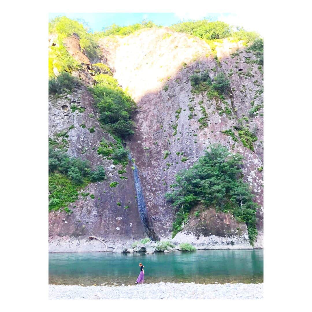 浜崎美保さんのインスタグラム写真 - (浜崎美保Instagram)「和歌山の思い出🌿 ・ ・ 国の天然記念物である巨岩 古座川町の『一枚岩』を訪れました😊⛰ ・ ・ 高さ約150m・幅約800m 日本最大級の巨大な一枚の岩なのです✨ ・ ・ ・ 空と岩と川のコンストラストが美しくて美しくて…😌自然と深呼吸😌 ・ ・ ・ 大迫力でありながら静寂 とても神秘的なスポットです🙏✨ ・ ・ ・ みんなで川遊びも😊 ・ ・ 雑誌『TURNS』×スカロケ×和歌山県 ・ #和歌山 #わかやま和み暮らし #なんて素敵な和歌山なんでしょう #TURNS #スカロケ  #スカロケ的和歌山旅 #スカロケ移住推進部 ・ #古座川町 #天然記念物 #一枚岩 #日本最大級 #大自然 #神秘 #絶景 #旅 #wakayama #trip #travel #移住」9月11日 12時22分 - mihohamasaki_japan