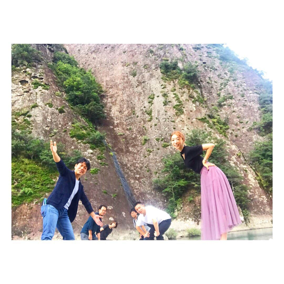 浜崎美保さんのインスタグラム写真 - (浜崎美保Instagram)「和歌山の思い出🌿 ・ ・ 国の天然記念物である巨岩 古座川町の『一枚岩』を訪れました😊⛰ ・ ・ 高さ約150m・幅約800m 日本最大級の巨大な一枚の岩なのです✨ ・ ・ ・ 空と岩と川のコンストラストが美しくて美しくて…😌自然と深呼吸😌 ・ ・ ・ 大迫力でありながら静寂 とても神秘的なスポットです🙏✨ ・ ・ ・ みんなで川遊びも😊 ・ ・ 雑誌『TURNS』×スカロケ×和歌山県 ・ #和歌山 #わかやま和み暮らし #なんて素敵な和歌山なんでしょう #TURNS #スカロケ  #スカロケ的和歌山旅 #スカロケ移住推進部 ・ #古座川町 #天然記念物 #一枚岩 #日本最大級 #大自然 #神秘 #絶景 #旅 #wakayama #trip #travel #移住」9月11日 12時22分 - mihohamasaki_japan