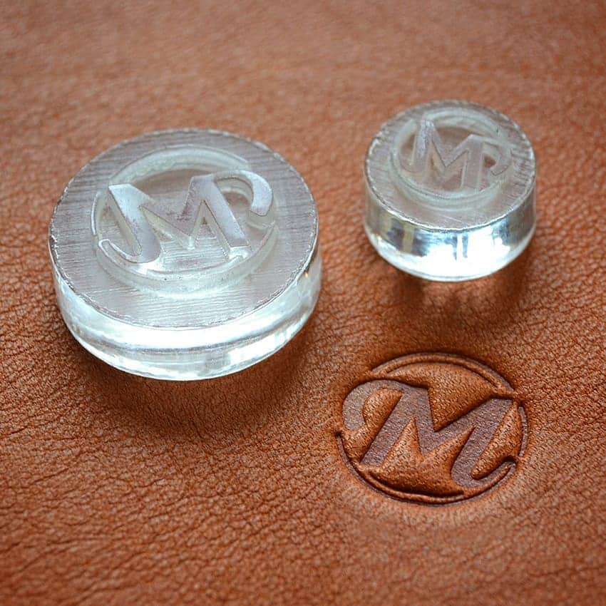 のインスタグラム：「* アクリル刻印｜Acrylic stamp  レーザー彫刻機でアクリル刻印を製作。 想像していたより綺麗に刻印できました。 手書き文字やイラスト刻印も製作できそうです。  #革 #レザー #leather #レザークラフト #アクリル刻印 #leathercraft #leatherworks #革好き #loveleather #leatherdesign」