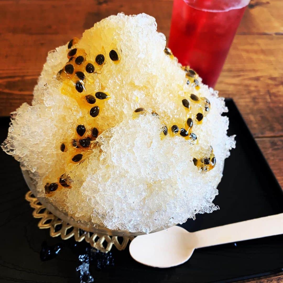 のってんのインスタグラム：「パッションフルーツのかき氷！！ 初めて食べたけど南国味でおいしい(o^^o)  #奄美伍郷商店」