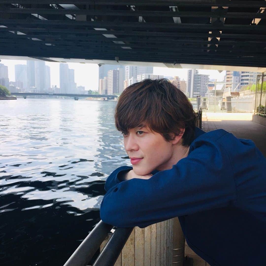 日本テレビ「偽装不倫」のインスタグラム：「💍今夜放送‼️最終回💍﻿ 川辺でたそがれる #宮沢氷魚 さん☺️﻿ この日はと〜っても暑かった☀️のですが、そんなことは微塵も感じさせない爽やかさ🎐﻿ 涼しげJYOBANNOに癒されて、今夜の最終回を楽しみに、午後からも頑張りましょう🎵﻿ ﻿ #偽装不倫 #日テレ #水ドラ #YLAB #LINEマンガ #文藝春秋 #東村アキコ #おいで偽装不倫最終回 #今夜10時」