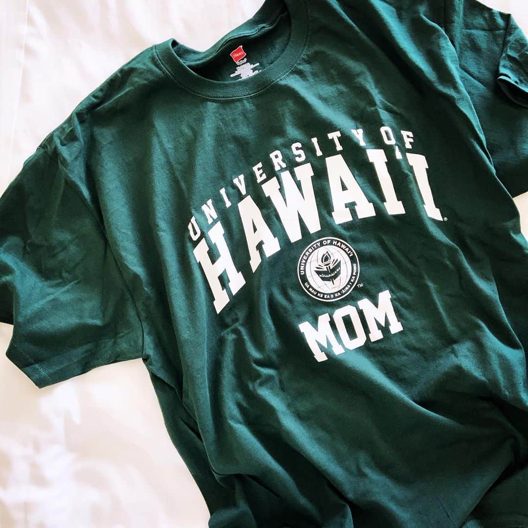 志摩有子さんのインスタグラム写真 - (志摩有子Instagram)「前乗りして @mayahawaii325  のうちに居候している間、散歩に行ったUH のブックストアで見つけたと大学生が買っておいてくれたＴシャツ。ママ用なんてレアアイテム。やりおるな。 #UH #ロゴＴシャツ #ハワ大 #もちろん #DADもあり #すみませんひとりっ子なもので  #まだやってる #ハワイ備忘録 #ariko_hawaii」9月11日 12時37分 - ariko418