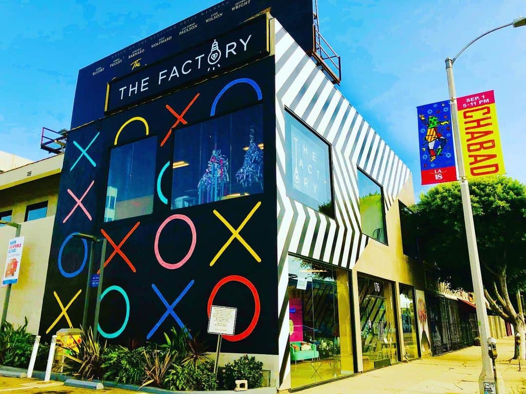 のインスタグラム：「The Factory… デザインも斬新ですが…中はもっと… #myfavorite #アート過ぎる家具 #アート過ぎるインテリア #沢山のサプライズ #強烈なインパクト #楽し過ぎる空間 #家具 #インテリア #雑貨 #thefactoryla #art #furniture #interior #la #lalife #lastyle #ladesign #マイケル富岡 #俳優 #タレント #まるでミュージアム #shitineed #actor #actorslife #アート #芸術 #generalamericanhome #love #usa #california」