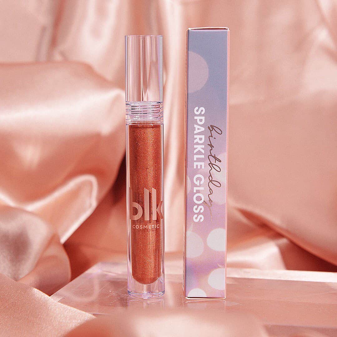 のインスタグラム：「Happy 2nd Anniversary @blkcosmeticsph 🎂  To celebrate our birthday we present our Limited Edition BIRTHDAY SPARKLE GLOSS!  NON-STICKY GLOSS⁣⁣⁣ Drench your lips with showstopping color and shine ✨⁣⁣⁣ ⁣⁣⁣ ULTRA HYDRATING ⁣⁣⁣ With a formula that pampers your puckers, your lips will stay soft and kissable 👄⁣ ⁣⁣⁣ ⁣⁣UNIVERSALLY-FLATTERING⁣ In the glossiest rose gold shade⁣ ⁣ Use on bare lips for a shimmery statement or trickle all over your favorite lipstick ✨ Yours for only P379 now live online @lazadaph www.blkcosmetics.com.ph and our #blkboutiques!」