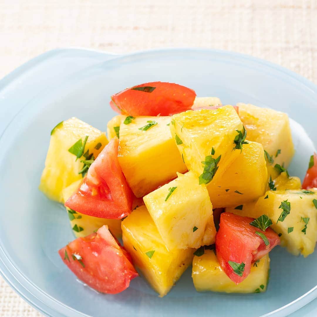 のインスタグラム：「パイナップルとトマトのサラダ🍍🍅 . 5分でできる時短レシピ🔔砂糖不使用、パイナップルの甘さを活かすのがポイント😆☝️ . . ○材料（2人分）✏️ ・パイナップル 200ｇ🍍 ・トマト 1個🍅 ・イタリアンパセリ適量 ・マリネ液 ・ＥＸバージンオリーブオイル大さじ1 ・白ワインビネガー 大さじ1 ・塩小さじ1/5🥄 ・こしょう 少々 . ○作り方 ①パイナップルは皮と芯を取り除き、2cm大に切る。トマトはパイナップルと同じくらいの大きさに乱切りにする😆イタリアンパセリは粗めに刻む🍀 .  ②ボウルに①の材料を入れ、マリネ液の材料を加えて混ぜ合わせる🎵 . ③器に②を盛り付ける🥗 . . . #ドール #サラダ #フルーツサラダ #パイナップル #トマト #ヘルシー #カフェご飯 #時短レシピ #レシピ #健康 #dole #pineapple #tomato #salad #recipe #instafood #vegetables #fruits #foodie #recipe #instafood #cooking」