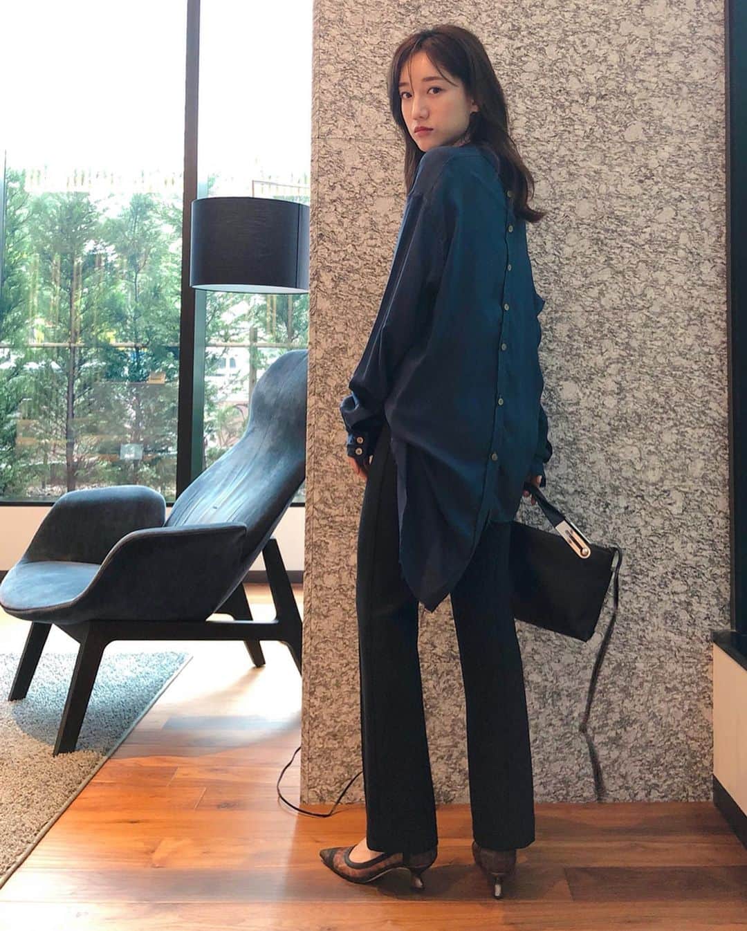 のインスタグラム：「久々しふく投稿 やっぱりシンプルにシャツとパンツ着てる時が いちばん落ち着く🛋  #pants @theory__  パンツといえばセオリー。 というのが私のセオリー。笑。 値がはる物もあるけれど最低2、3年 長いもので5年くらい履いてます👖 シルエットが綺麗でやっぱり違う  #shirts @sulvam_official  この夏のセールの戦利品 そういえばカーキとかベージュと違って ネイビーがドカンと流行ることないですよね 個人的には好きな色💙  カジュアルが流行ってる中たまにスタイリッシュなコンサバファッションすると気分も変わっていい😌  不安定な天気だけど 秋はすぐそこ🌰  #ootd#fashion#autumn#stylish #きょコ#ファッション#気分転換#秋コーデ#シャツコーデ#パンツコーデ#チュニックシャツ#大人コーデ#アラサーコーデ」