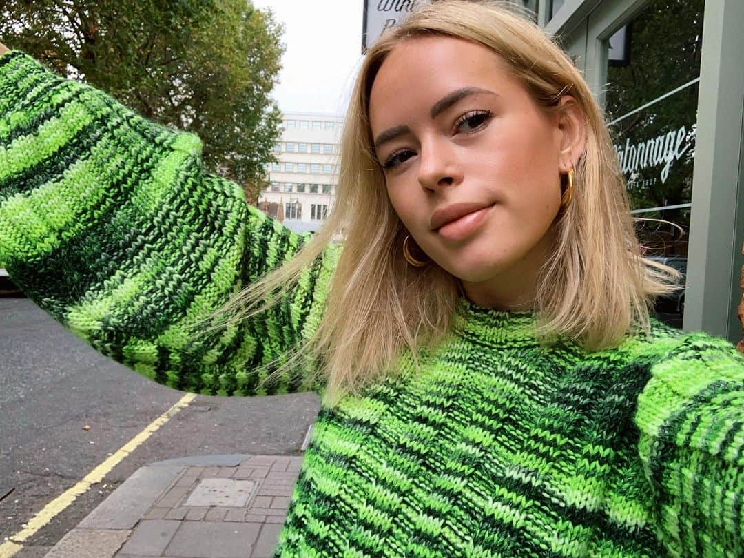 タニヤ・バーさんのインスタグラム写真 - (タニヤ・バーInstagram)「v happy to be taking my new jumper on its first outing, it’s BRIGHT 💚」9月11日 18時11分 - tanyaburr