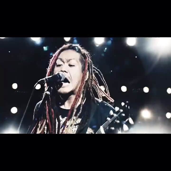 マキシマム ザ ホルモンのインスタグラム：「本店の未発売曲「ハングリー・プライド」のFull MVや“ガチンコ ザ ホルモン完全版”、本店・コロナナモレモモメンバーによる74分におよぶ撮り下ろし視聴コメント映像などを収録したコロナナモレモモのデビューシングル、「恋のメガラバ/包丁・ハサミ・カッター・ナイフ・ドス・キリ」のChaku-Don!まで残すところ2週間となりました！ 本店の楽曲をアレンジしたBONUSトッピングTRACKを含む計4曲を収録したCDの他、Total 7時間を超える映像コンテンツや超豪華なブックレット、ガチンコ ザ ホルモン×HARDCORE CHOCOLATEコラボTシャツが当たる応募券など、腹ペコの皆様も見逃せない内容が盛り沢山となっておりますのでお楽しみに。  また、初回盤の先着購入特典として“本店＆コロナナモレモモ4カットステッカー(めくると謎のチケット付き)”と、本店でお馴染みの“腹ペコえこひいきグルメクーポン”のプレゼントも決定しました。「謎のチケット」はいつ、どこで、何に使えるかは秘密ですので、然るべき「その時」まで今しばらくお待ちを！ ※初回盤の先着購入特典はなくなり次第終了となりますので、ご了承ください。 ※特典の有無はご購入の店舗までお問い合わせください。  byミミカジル」