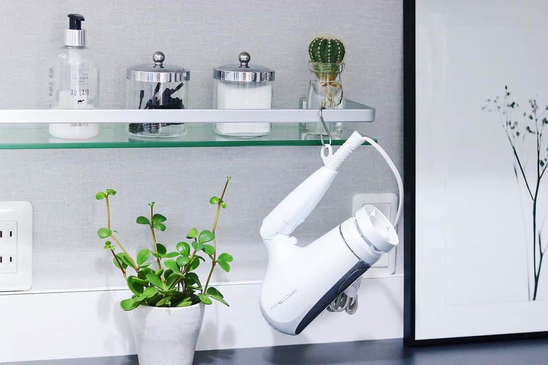 TESCOM テスコムのインスタグラム：「⠀ テスコムから新商品のドライヤーが登場💓⠀ シンプルなドライヤーは引っかけておいてもインテリアの邪魔をしません😊⠀ ドライヤーの性能はもちろんのこと、⠀ デザイン性の高いドライヤーをお家のインテリアの一部にしてみませんか？⠀ ⠀ - - - - - - - - - - - - - - - - - - - - - - - - -⠀ ●商品名：コラーゲンイオンヘアードライヤー⠀ ●品番　：TCD4500⠀ ●カラー：プラチナホワイト⠀ - - - - - - - - - - - - - - - - - - - - - - - - -⠀ ⠀ 皆さんのドライヤー収納を見てみたい！⠀ ぜひ#TESCOM を付けて投稿して下さい😉⠀」
