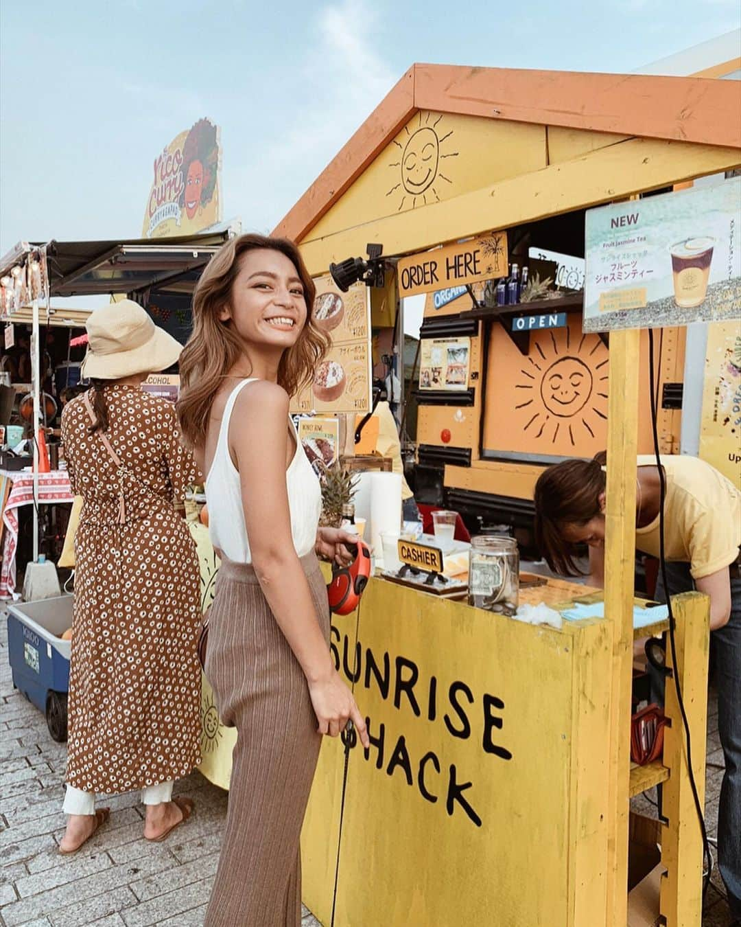 遠山茜子さんのインスタグラム写真 - (遠山茜子Instagram)「今日はなんの日でしょう‼︎ ・ はいっ‼︎ テレビ朝日 『ヤバい話のhow much?』 の日だよ！ 25:59〜  みてね☻ ・ ・ #tvasahi#today#oa#instagood#chill#takeout#healthy#girl#あかねこらいふ #2枚目の手じわる #指ピーん #リードの下には愛犬ちゃん #隠れてます」9月11日 18時14分 - akane_016t