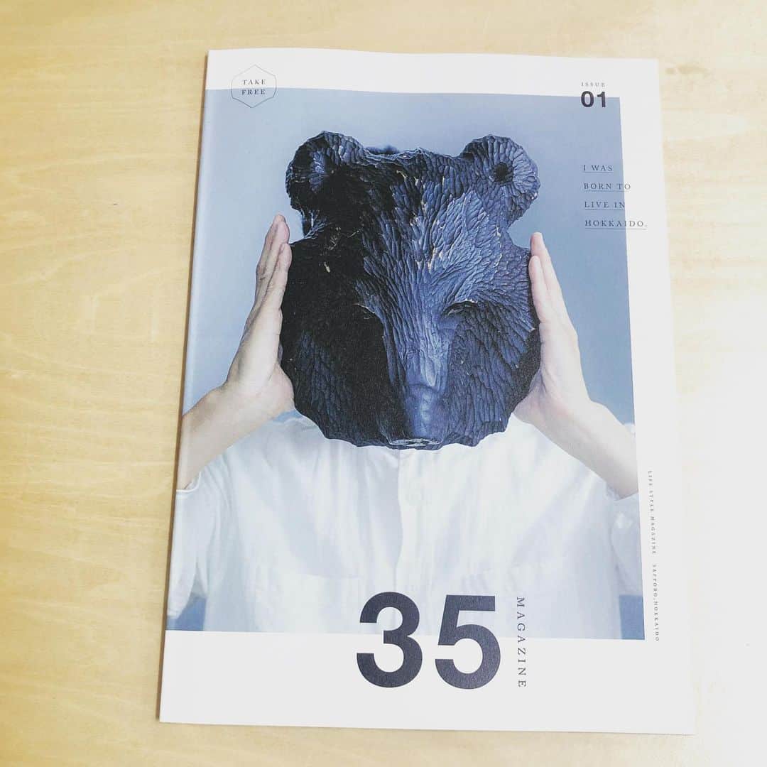 のインスタグラム：「. . 【  35magazine 】 . . 北海道偏愛のマガジン “35Magazine” @35_magazine  が出来上がった. . 私もアートディレクター @mearashi_kenichi  さんにお誘い頂いて、現代の北の木彫り作家について書かせていただきました。 . 別海のウルリーの渡辺北斗くん@hokuthima と 鹿追の 高野夕輝さん @keikotakano_page さん の事など、手掛けてるメムアースホテルさんからめて @memuearthhotel 書かせて頂きました。 . 北海道人による北への偏愛を たくさんの方々が語ってる。 . 北と言えば、小口くん @daisukeoguchi 、 Slowマガジン @magazine_slow の編集の 井出千種さん、 @olive_0312  内装デザイナーの児玉ゆいこちゃん、 @mangekyo_tama  ご存知・2番通り酒店の ケンコバ @mosse_koba  などなど。 . 北海道偏愛の本。 じっくり読むの楽しみ！ . #35magazine」