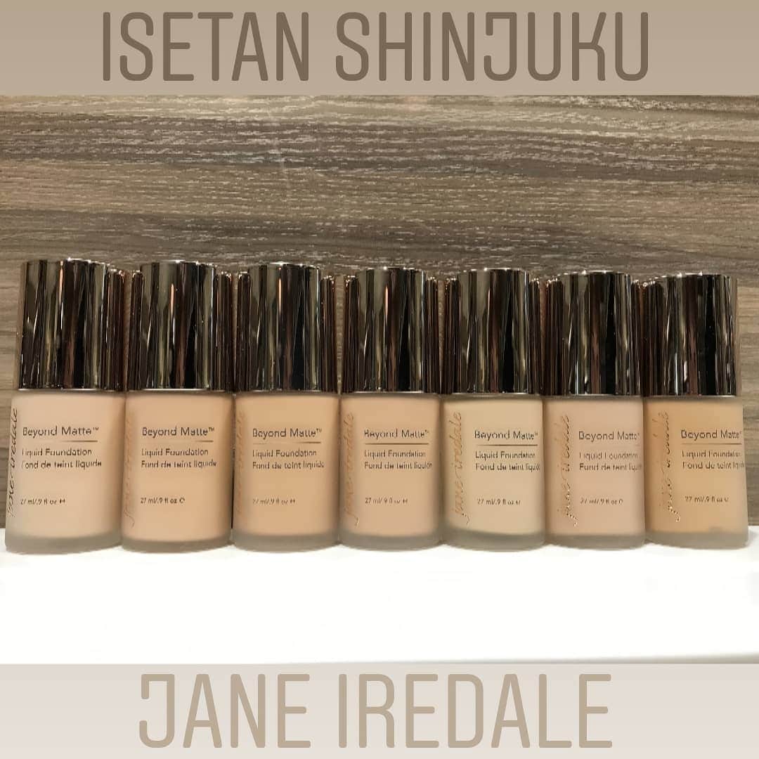 のインスタグラム：「◾️ビヨンドマットリキッドファンデーション. 5,800円(税抜)  27ml  全7色. . 発売より大変好評をいただいているリキッドファンデーションをご紹介。. . カバー力がありながらも適度なツヤ感で輝くようなお肌を作り出します。付ける分量を調節することでライトな仕上がりからフルカバレッジまで実現が可能。. . スルスルと伸びる軽い付け心地で、お肌が苦しく感じないのも嬉しいところ。潤いもあり思わず触ってみたくなるようなファンデーションです。. . 9月30日まで、ファンデーション（単品）をお買い上げいただいた方にスポンジをプレゼント。. . ぜひ店頭にてお試しください！. . ジェーン・アイルデール　伊勢丹新宿店. 新宿区新宿3-14-1. 伊勢丹新宿店　本館地下2階　ビューティアポセカリー. 直通電話03（3352）1111　大代表. 営業時間：10時～20時」