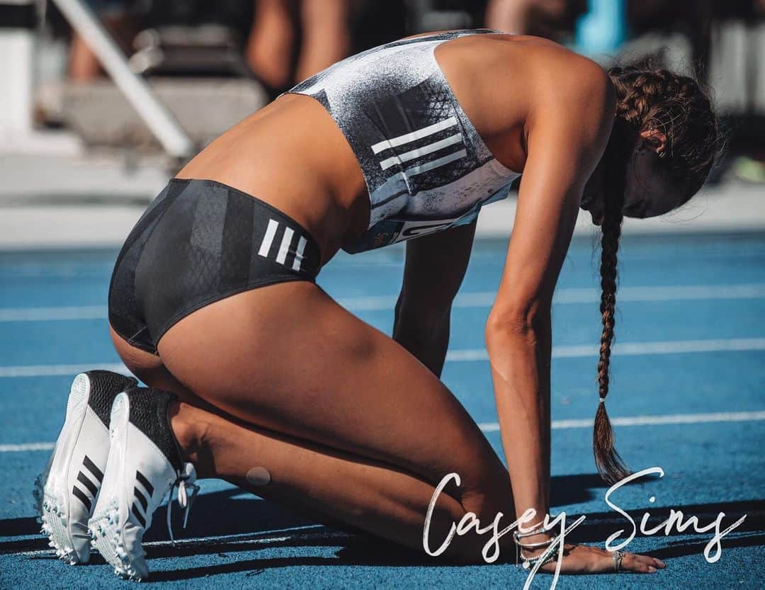 Maddie COATESのインスタグラム：「Sometimes you have those thoughts and voices in your head during tough sessions or hard losses, that say why you do this to yourself?... why you do you keep coming back and putting your body though intense training sessions? But never have I ever let those thoughts or voices win I have always picked myself off the ground wiped away any tears to do another rep or another set no matter how much it hurts and burns. This determination I learnt from training with @iaindougy, one of the most motivating people in my life. I keep showing up day after day to train because of moments like yesterday I got selected in the Australian World Championship team which takes place in Doha. It is such an honour to put on the green and gold and run for my country. By getting selected to run I have ticked off another goal I had set for myself last year. ✨✈️💎」