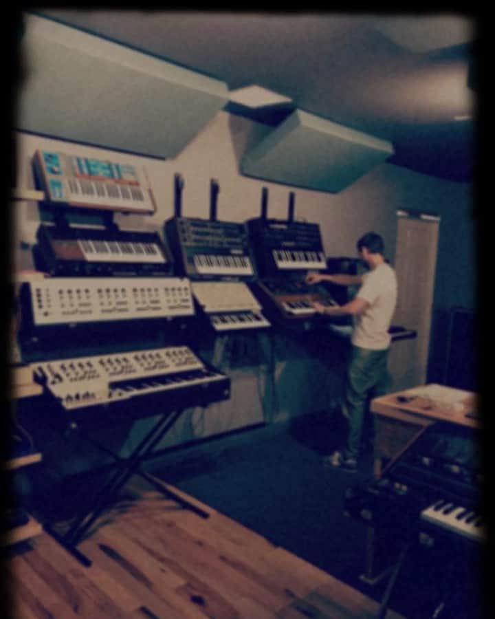 ジェシー・カーマイケルのインスタグラム：「Had a great day making mini film cues and starting a synth version of Wagner’s Tristan and Isolde Prelude at the awesome newly opened @synthcabin studio. LA musicians def book some time there if you want some inspiration... Thanks to Eli for engineering/synthspiration™️」