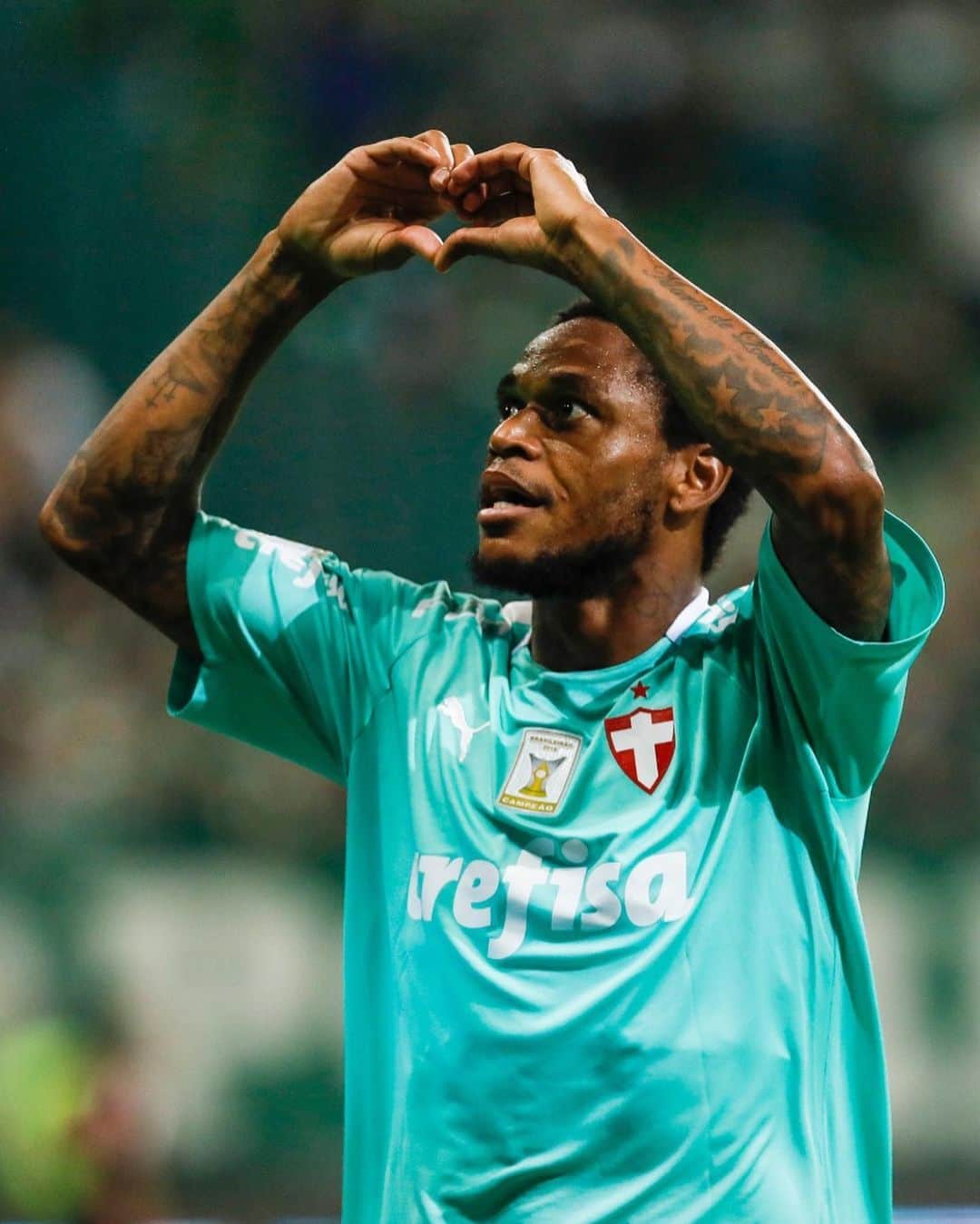 ルイス・アドリアーノのインスタグラム：「Estou muito feliz em poder ajudar o Palmeiras a conquistar os 3 pontos em uma noite muito especial pra mim! Queria agradecer a toda equipe, aos torcedores e a Deus por ter me abençoado com 3 gols hoje! ⚽️⚽️⚽️🐷 #hattrick #palmeiras」