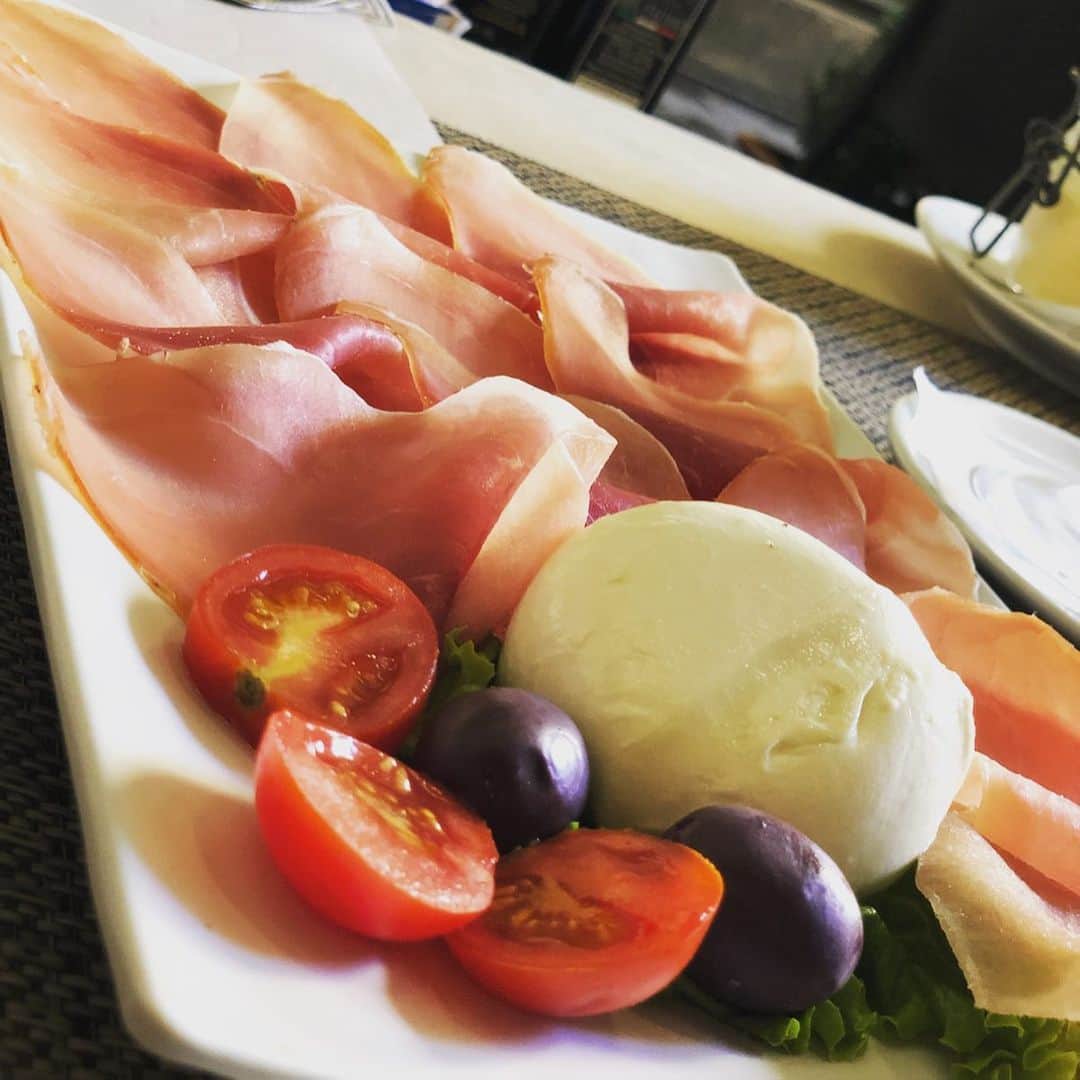 風輝駿さんのインスタグラム写真 - (風輝駿Instagram)「#フィレンツェ と#ボローニャ で食べた#イタリアン 🇮🇹 写真は沢山あり過ぎて勿論載せきれないのですが… どのお店もハズレがなく、本当に美味しかったです💖 #ピチ という太麺パスタにトマトベースのニンニクの利いたパスタと有名な#ボロネーゼ が特にお気に入りです🍝 イタリアンは一人前が多くて、一人旅中は中々色んな種類を食べれなくて残念でした😥 最後2日間の夕食だけ大人数だったのでシェアして色々食べれて… 1日はイタリア人がプロデュースするイタリアンで、どれも知らなければ頼まないようなものばかりで凄く楽しかったです✨ 最後に出た小さなドーナツ、あれは悪魔の食べ物だなぁと思いました。 結局有名な#ティラミス にありつけたのは最終日 前菜、パスタ、メイン、デザートを食べるイタリア人ほんと凄い😳 正直、パスタ頼んだらそれでお腹いっぱいでした🤣(ジェラートの分差し引いても…！←) . . . ①生ハムのカプレーゼ ②サーモンのクリームパスタ フィレンツェ #laborsaristoranteflorence  ③ピチ フィレンツェ #llsassodidante  ④ボロネーゼ ボローニャ #eataly  ⑤ドーナツとアイスクリーム ボローニャ #anticatrattoriadellagigina  ⑥豚の頬肉のステーキ ⑦ラビオリ ボローニャ #051osteria  ⑧前菜の盛り合わせ ⑨ラザニア ⑩ティラミス ボローニャ #dalbiassanot  #炭水化物 ばっかりで#カロリーの暴力 だったけど でも美味しいから意外と飽きないんだよなぁ🤔」9月11日 13時00分 - shun.721.miki.125