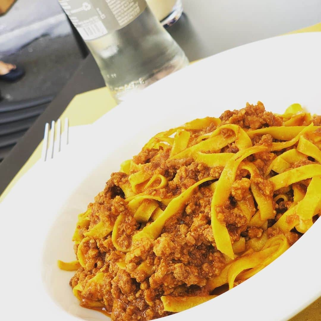 風輝駿さんのインスタグラム写真 - (風輝駿Instagram)「#フィレンツェ と#ボローニャ で食べた#イタリアン 🇮🇹 写真は沢山あり過ぎて勿論載せきれないのですが… どのお店もハズレがなく、本当に美味しかったです💖 #ピチ という太麺パスタにトマトベースのニンニクの利いたパスタと有名な#ボロネーゼ が特にお気に入りです🍝 イタリアンは一人前が多くて、一人旅中は中々色んな種類を食べれなくて残念でした😥 最後2日間の夕食だけ大人数だったのでシェアして色々食べれて… 1日はイタリア人がプロデュースするイタリアンで、どれも知らなければ頼まないようなものばかりで凄く楽しかったです✨ 最後に出た小さなドーナツ、あれは悪魔の食べ物だなぁと思いました。 結局有名な#ティラミス にありつけたのは最終日 前菜、パスタ、メイン、デザートを食べるイタリア人ほんと凄い😳 正直、パスタ頼んだらそれでお腹いっぱいでした🤣(ジェラートの分差し引いても…！←) . . . ①生ハムのカプレーゼ ②サーモンのクリームパスタ フィレンツェ #laborsaristoranteflorence  ③ピチ フィレンツェ #llsassodidante  ④ボロネーゼ ボローニャ #eataly  ⑤ドーナツとアイスクリーム ボローニャ #anticatrattoriadellagigina  ⑥豚の頬肉のステーキ ⑦ラビオリ ボローニャ #051osteria  ⑧前菜の盛り合わせ ⑨ラザニア ⑩ティラミス ボローニャ #dalbiassanot  #炭水化物 ばっかりで#カロリーの暴力 だったけど でも美味しいから意外と飽きないんだよなぁ🤔」9月11日 13時00分 - shun.721.miki.125