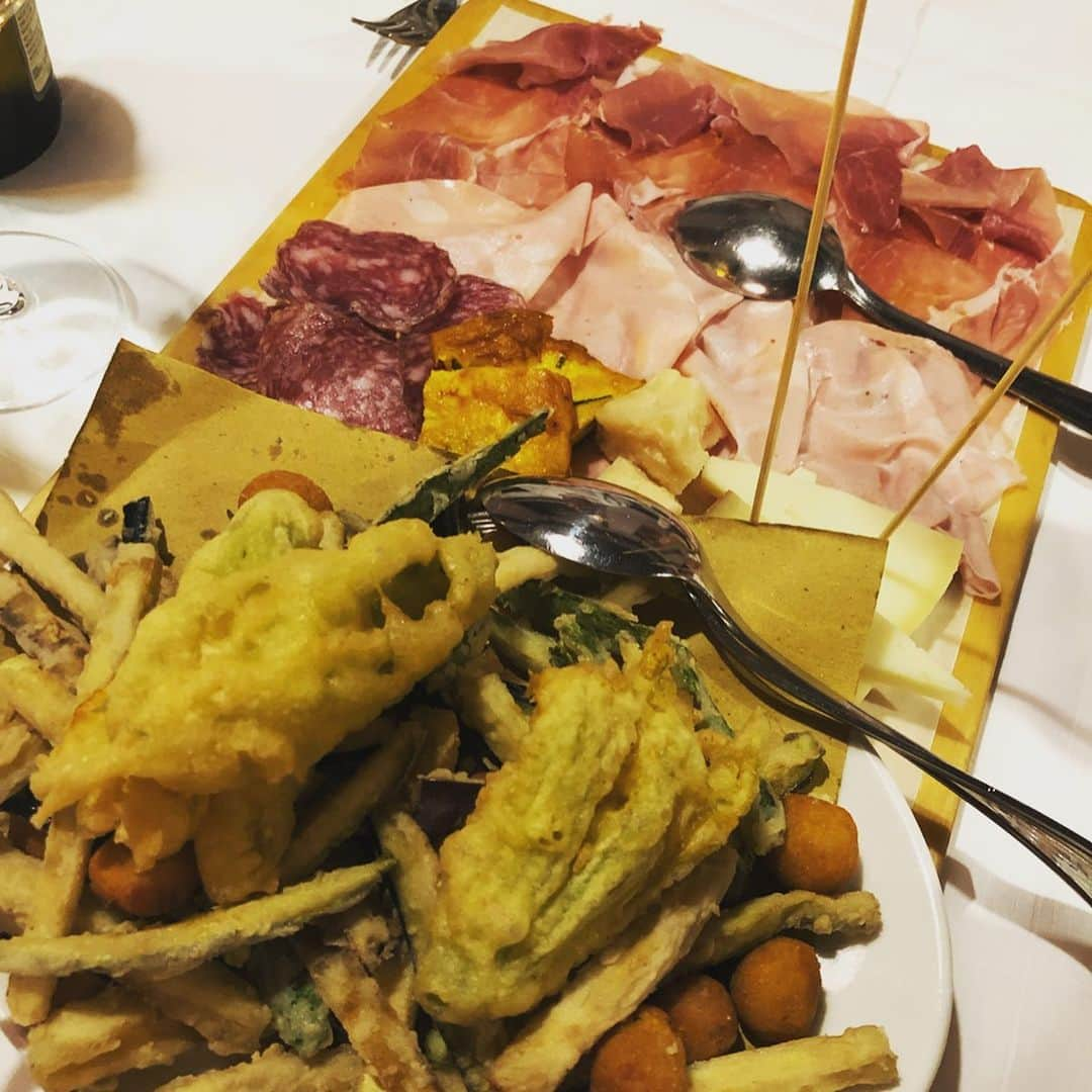 風輝駿さんのインスタグラム写真 - (風輝駿Instagram)「#フィレンツェ と#ボローニャ で食べた#イタリアン 🇮🇹 写真は沢山あり過ぎて勿論載せきれないのですが… どのお店もハズレがなく、本当に美味しかったです💖 #ピチ という太麺パスタにトマトベースのニンニクの利いたパスタと有名な#ボロネーゼ が特にお気に入りです🍝 イタリアンは一人前が多くて、一人旅中は中々色んな種類を食べれなくて残念でした😥 最後2日間の夕食だけ大人数だったのでシェアして色々食べれて… 1日はイタリア人がプロデュースするイタリアンで、どれも知らなければ頼まないようなものばかりで凄く楽しかったです✨ 最後に出た小さなドーナツ、あれは悪魔の食べ物だなぁと思いました。 結局有名な#ティラミス にありつけたのは最終日 前菜、パスタ、メイン、デザートを食べるイタリア人ほんと凄い😳 正直、パスタ頼んだらそれでお腹いっぱいでした🤣(ジェラートの分差し引いても…！←) . . . ①生ハムのカプレーゼ ②サーモンのクリームパスタ フィレンツェ #laborsaristoranteflorence  ③ピチ フィレンツェ #llsassodidante  ④ボロネーゼ ボローニャ #eataly  ⑤ドーナツとアイスクリーム ボローニャ #anticatrattoriadellagigina  ⑥豚の頬肉のステーキ ⑦ラビオリ ボローニャ #051osteria  ⑧前菜の盛り合わせ ⑨ラザニア ⑩ティラミス ボローニャ #dalbiassanot  #炭水化物 ばっかりで#カロリーの暴力 だったけど でも美味しいから意外と飽きないんだよなぁ🤔」9月11日 13時00分 - shun.721.miki.125