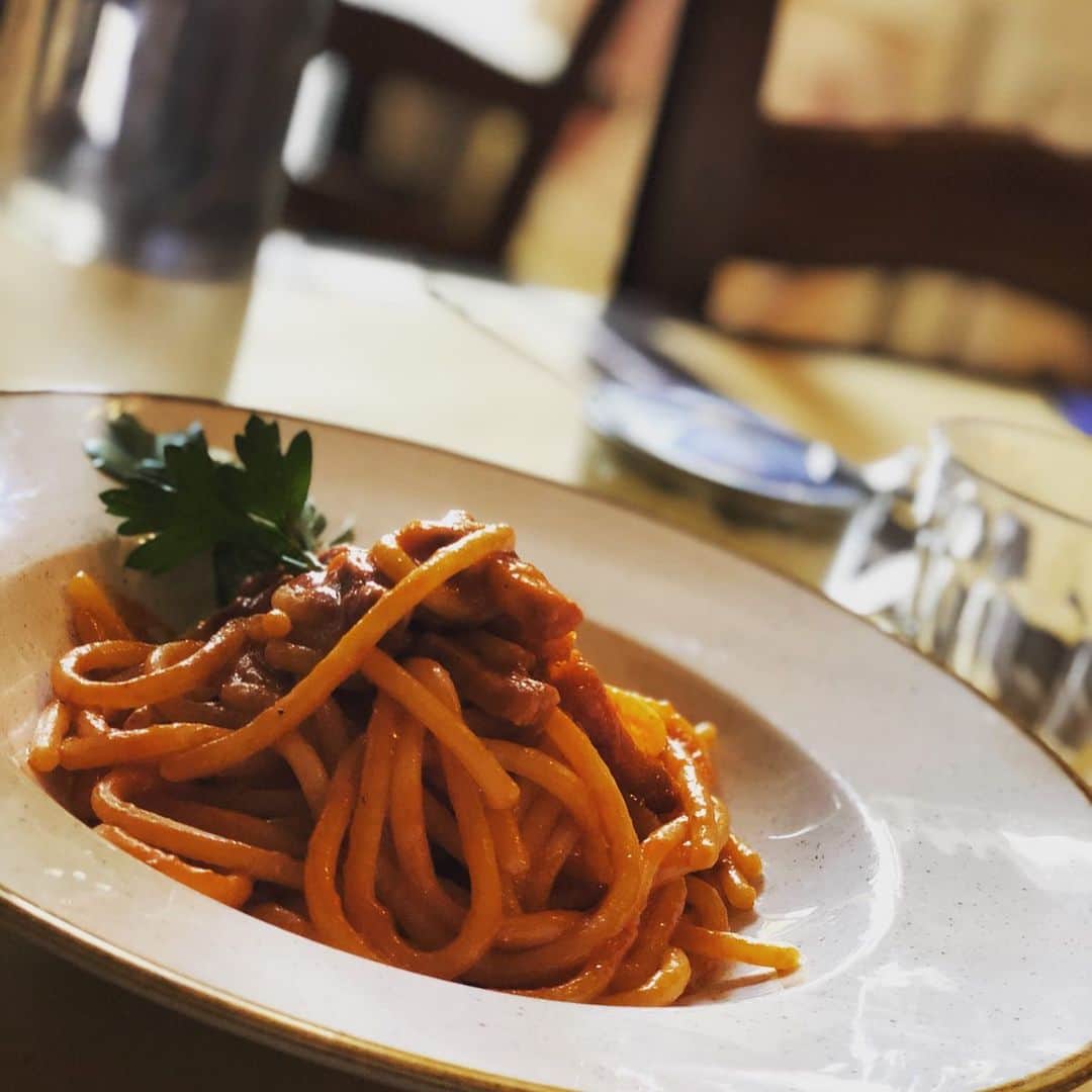 風輝駿さんのインスタグラム写真 - (風輝駿Instagram)「#フィレンツェ と#ボローニャ で食べた#イタリアン 🇮🇹 写真は沢山あり過ぎて勿論載せきれないのですが… どのお店もハズレがなく、本当に美味しかったです💖 #ピチ という太麺パスタにトマトベースのニンニクの利いたパスタと有名な#ボロネーゼ が特にお気に入りです🍝 イタリアンは一人前が多くて、一人旅中は中々色んな種類を食べれなくて残念でした😥 最後2日間の夕食だけ大人数だったのでシェアして色々食べれて… 1日はイタリア人がプロデュースするイタリアンで、どれも知らなければ頼まないようなものばかりで凄く楽しかったです✨ 最後に出た小さなドーナツ、あれは悪魔の食べ物だなぁと思いました。 結局有名な#ティラミス にありつけたのは最終日 前菜、パスタ、メイン、デザートを食べるイタリア人ほんと凄い😳 正直、パスタ頼んだらそれでお腹いっぱいでした🤣(ジェラートの分差し引いても…！←) . . . ①生ハムのカプレーゼ ②サーモンのクリームパスタ フィレンツェ #laborsaristoranteflorence  ③ピチ フィレンツェ #llsassodidante  ④ボロネーゼ ボローニャ #eataly  ⑤ドーナツとアイスクリーム ボローニャ #anticatrattoriadellagigina  ⑥豚の頬肉のステーキ ⑦ラビオリ ボローニャ #051osteria  ⑧前菜の盛り合わせ ⑨ラザニア ⑩ティラミス ボローニャ #dalbiassanot  #炭水化物 ばっかりで#カロリーの暴力 だったけど でも美味しいから意外と飽きないんだよなぁ🤔」9月11日 13時00分 - shun.721.miki.125
