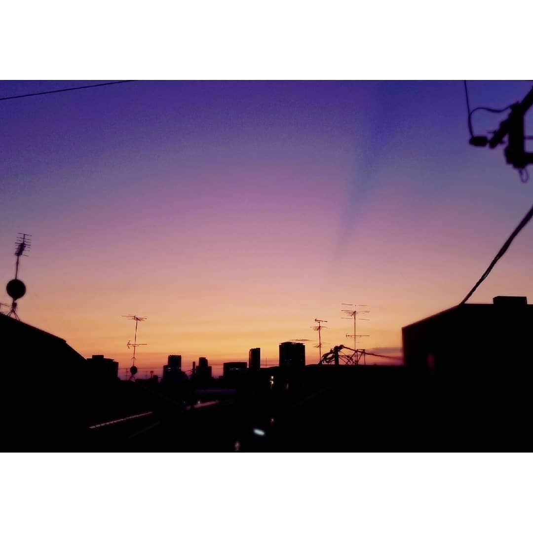 花柳凜さんのインスタグラム写真 - (花柳凜Instagram)「外が燃えてる！と焦って起きました。 どちらかと言えば夕日のような朝日で、この景色はほんの1分程でした。 なぜ目が覚めたか分かりませんが、見られてラッキーでした！  #朝日　#朝焼け　#空」9月11日 13時00分 - rinhanayagi