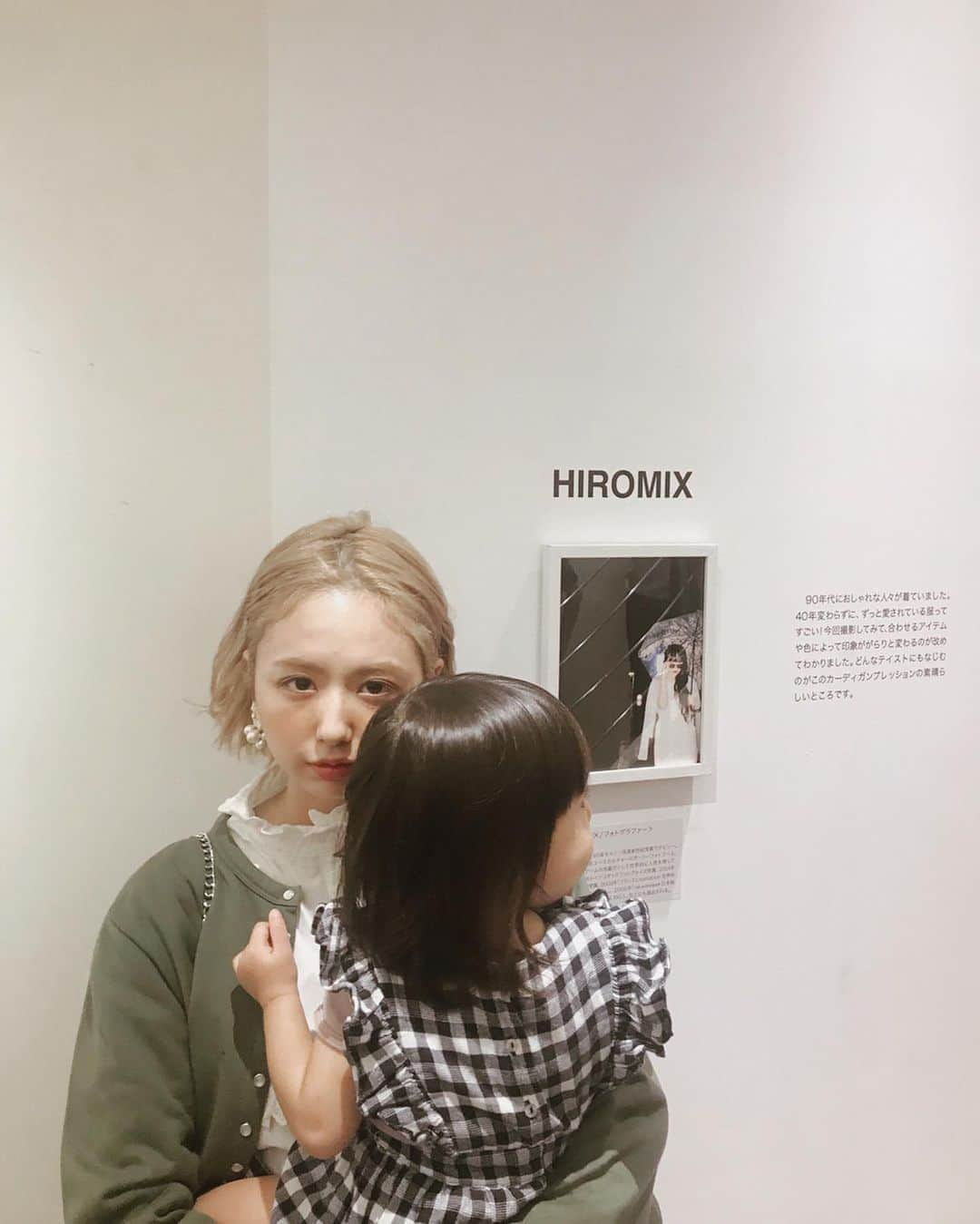 AMOさんのインスタグラム写真 - (AMOInstagram)「agnes b. “The Snap Cardigan Story” Campaign Opening Reception  アニエス・ベーのアイコンアイテム "カーディガンプレッション" は今年で誕生40周年。 それを記念して、この秋アニエス・ベー青山店では、HIROMIXさんと川内倫子さん、ふたりの写真家の写真展を開催。 昨夜はそのオープニングレセプションが行われ、 わたしもカーディガンプレッションを着てパーティーにおじゃましました。🍸 秋らしいカーキ🍐 40年、流行に左右されず ずっと愛され続けるカーディガンは、やっぱりかわいい。 黒も持っているけれど、赤も欲しいな.... ♥️ すてきな時間をありがとうございました。 @agnesb_officiel #agnesb #thesnapcardiganstory #hiromix #川内倫子」9月11日 13時11分 - amo_whale