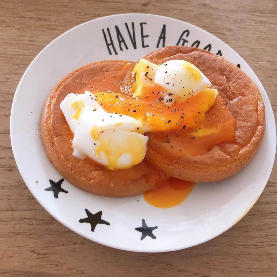 大井智保子さんのインスタグラム写真 - (大井智保子Instagram)「最近の朝食🥞 糖質1枚0.6gのクラウドブレッド2〜3枚と卵をいただいています🍳 . 広島の @happyday_locabolife  のクラウドブレッドは、ふわふわで超おいしいから、 そのままでももちろんいいし、 半熟のゆで卵を上にのっけて、 おかずパンケーキみたいにしてもおいしい🤤 . ランチやディナーはあまり考えず、 朝食だけ気をつける生活から気軽な低糖質生活🤗 カフェラテはしばらく我慢して、 お紅茶を楽しんでいます♪ . 通販で送ってもらってますが、東京にも早くできてほしいお店No.1の HappyDayさんです🍞 . . #低糖質 #低糖質ダイエット #クラウドブレッド #朝食 #おいしい朝食 #低糖質朝食 #breakfast  #低糖質 #低糖質専門店 #低糖質専門店happyday  #通販  #おいしい #Delicious #ダイエット #アンチエイジング #chihoko飯」9月11日 13時14分 - chihokoi