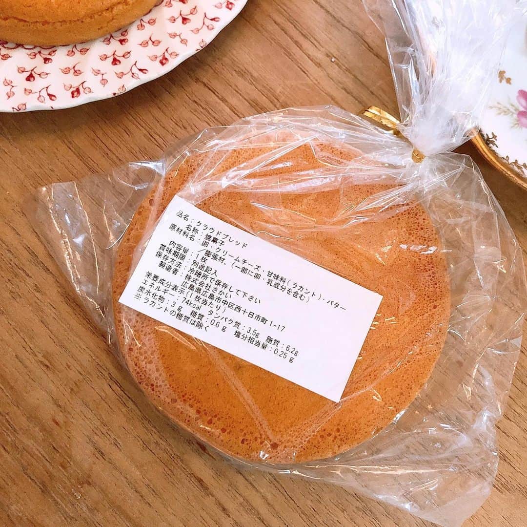大井智保子さんのインスタグラム写真 - (大井智保子Instagram)「最近の朝食🥞 糖質1枚0.6gのクラウドブレッド2〜3枚と卵をいただいています🍳 . 広島の @happyday_locabolife  のクラウドブレッドは、ふわふわで超おいしいから、 そのままでももちろんいいし、 半熟のゆで卵を上にのっけて、 おかずパンケーキみたいにしてもおいしい🤤 . ランチやディナーはあまり考えず、 朝食だけ気をつける生活から気軽な低糖質生活🤗 カフェラテはしばらく我慢して、 お紅茶を楽しんでいます♪ . 通販で送ってもらってますが、東京にも早くできてほしいお店No.1の HappyDayさんです🍞 . . #低糖質 #低糖質ダイエット #クラウドブレッド #朝食 #おいしい朝食 #低糖質朝食 #breakfast  #低糖質 #低糖質専門店 #低糖質専門店happyday  #通販  #おいしい #Delicious #ダイエット #アンチエイジング #chihoko飯」9月11日 13時14分 - chihokoi