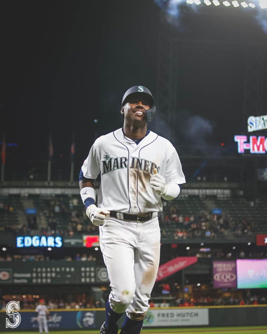 シアトル・マリナーズさんのインスタグラム写真 - (シアトル・マリナーズInstagram)「First MLB hit. ✅ First MLB home run. ✅  What a special moment for @KLew_5.」9月11日 13時15分 - mariners