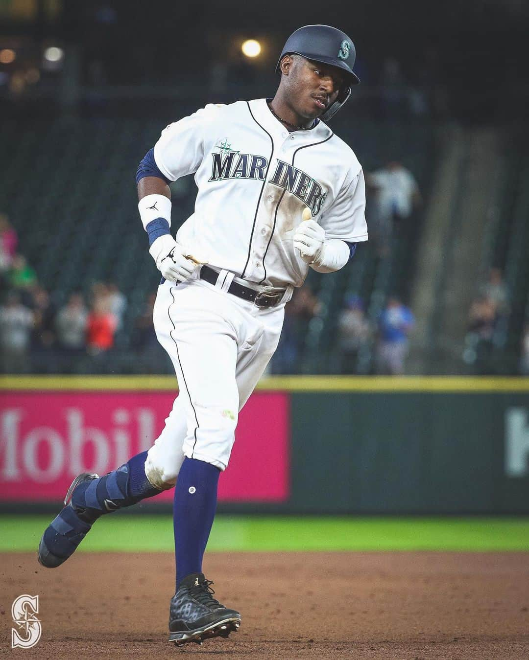 シアトル・マリナーズさんのインスタグラム写真 - (シアトル・マリナーズInstagram)「First MLB hit. ✅ First MLB home run. ✅  What a special moment for @KLew_5.」9月11日 13時15分 - mariners