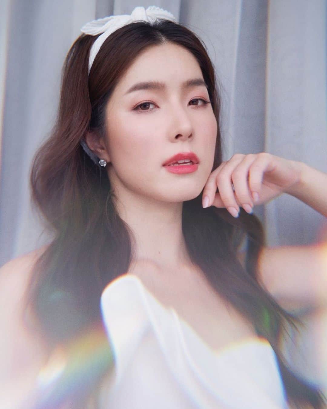 のインスタグラム：「_* coming soon 💗 . . MU @minddmakeup  Hair @komkiss_hairstylist Nails @seoulnumber9」