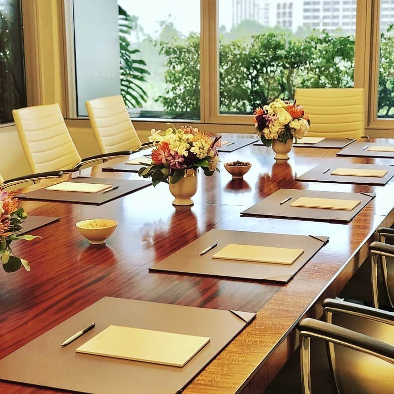 Trump Waikikiさんのインスタグラム写真 - (Trump WaikikiInstagram)「Allow us to arrange your next full-day Trump Express Meetings in our executive boardroom and receive a $200 food & beverage credit. http://bit.ly/trumpmeetingsoffer #trumpwaikiki #fivestarhotelhonolulu  #luxuryhotel #specialevents #boardroommeetings #meetings  ミーティングルームを一日レンタルいただくと、お食事とお飲み物にお使いいただける$200のクレジットが付きます。お気軽にお問い合わせください。 #トランプワイキキ #会議室 #ミーティング #5つ星ホテル #ラグジュアリーホテル http://bit.ly/trumpmeetingsoffer」9月11日 13時23分 - trumpwaikiki