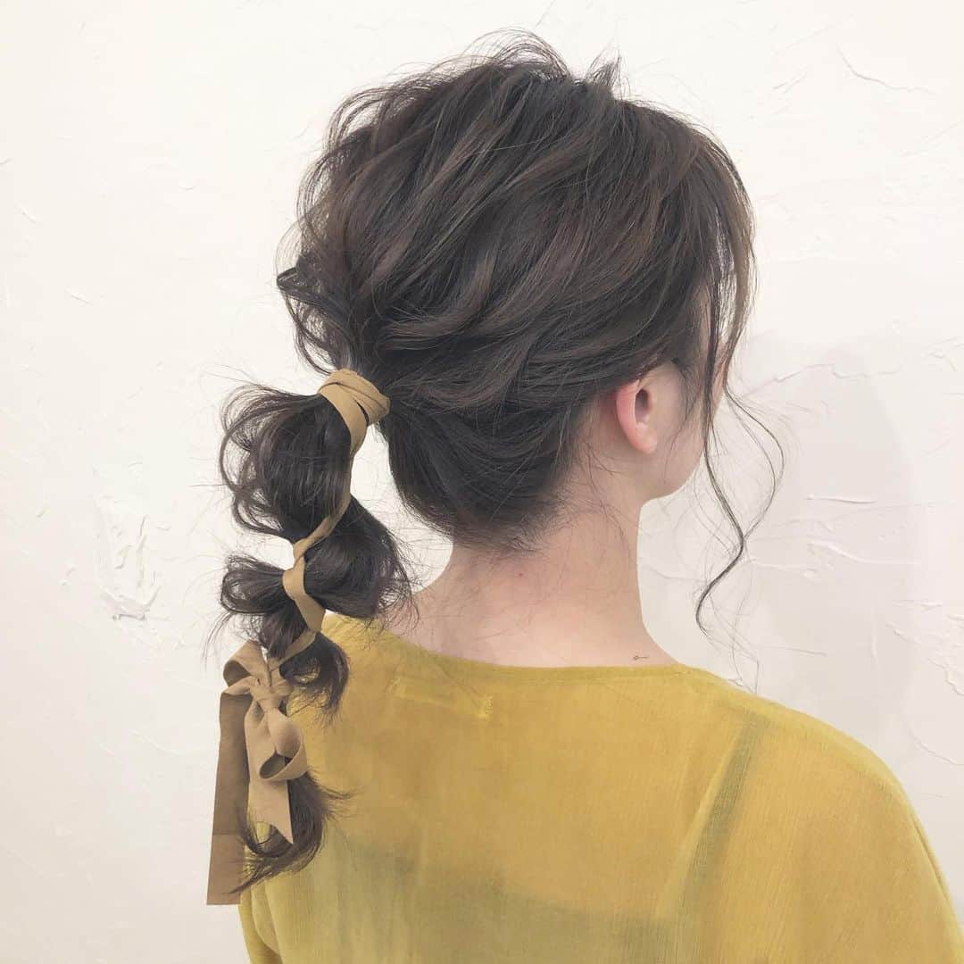 梅田ナチュラルセットサロンRiccoさんのインスタグラム写真 - (梅田ナチュラルセットサロンRiccoInstagram)「結婚式 、イベント前のヘアセットは Riccoで ❤︎ ・ リボンスタイルはカジュアルでも、結婚式などにもぴったりのスタイルです☺︎ ・  梅田ヘアセットRiccoネット予約は↓↓↓ http://beauty.hotpepper.jp/slnH000227323/  姉妹店↓↓↓ 心斎橋ヘアセットコレットセットネット予約は ↓↓↓ http://beauty.hotpepper.jp/smartphone/slnH000324495/  #hairset#hairmake#hairarrangement#handmade#梅田ヘアセット#セットサロン#ハンドメイド#オーダーメイド#パーティーヘア#ブライダルヘア#ドライフラワー#結婚式#ヘアメ#カジュアルアレンジ#リボンヘア#ヘアメ#カジュアルセット#ジャニーズヘアメ#量産型ヲタク#ジャニーズ  #ドライフラワーヘアアレンジ#キンプリ」9月11日 13時37分 - hair_make_ricco