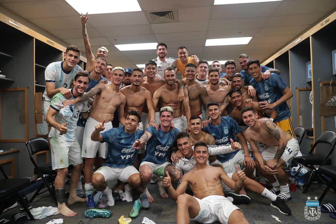 レアンドロ・ダニエル・パレデスのインスタグラム：「Feliz de ser parte de este grupo 👏🏽💙⚽️🇦🇷」