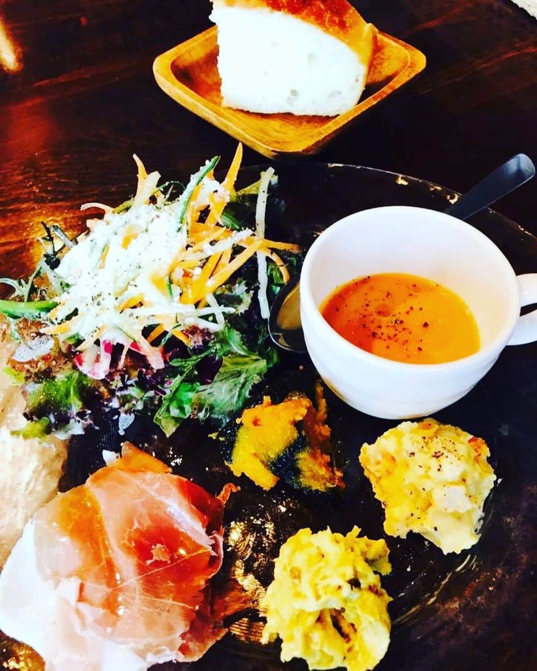 のインスタグラム：「古巣の街までサイクリングして🚴‍♂️💨💨 大好きだった イタリアン 「Coraggio」さんでランチよ〜😋🍴🌤🌤🌈🌈✌️✌️ 店内もスタイリッシュで お味もグッーなの〜😍💕💕💕💕💕💕💕 #coraggio  #中野区イタリアン  #スタイリッシュで可愛いお店 #お味もグッド  #ゆったりランチ  #美川憲二 #ものまね」